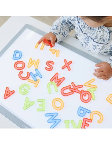 Letras mayúsculas translúcidas