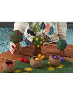 Árboles de fieltro con frutas