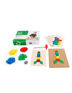 Tabla de corcho con martillo