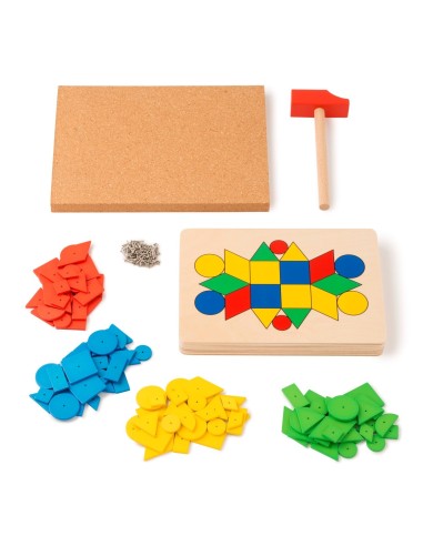 Tabla de corcho con martillo