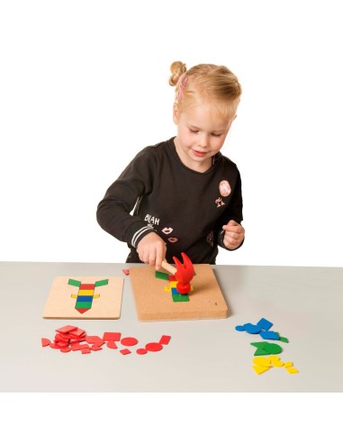 Tabla de corcho con martillo